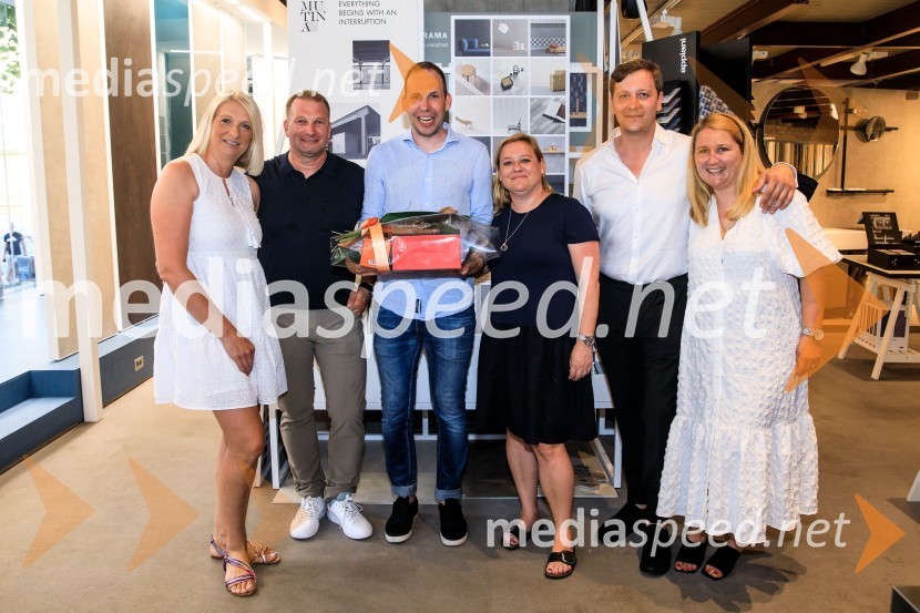 10 let salona keramike INTERRIER SHOWROOM