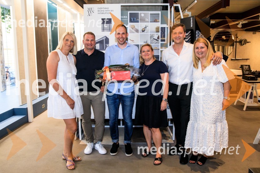 10 let salona keramike INTERRIER SHOWROOM