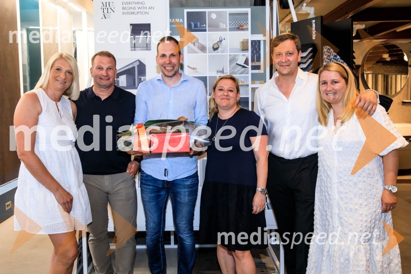 10 let salona keramike INTERRIER SHOWROOM