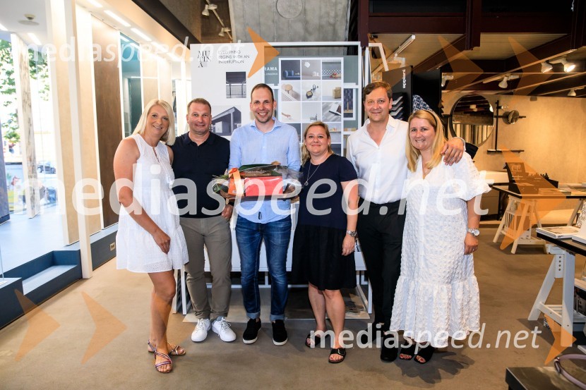 10 let salona keramike INTERRIER SHOWROOM