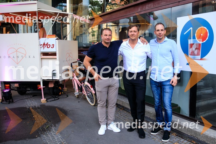 10 let salona keramike INTERRIER SHOWROOM