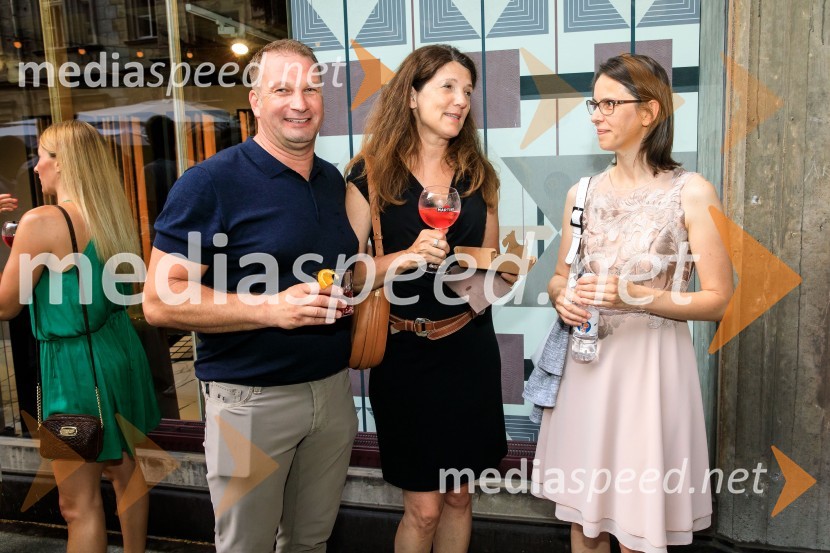 10 let salona keramike INTERRIER SHOWROOM