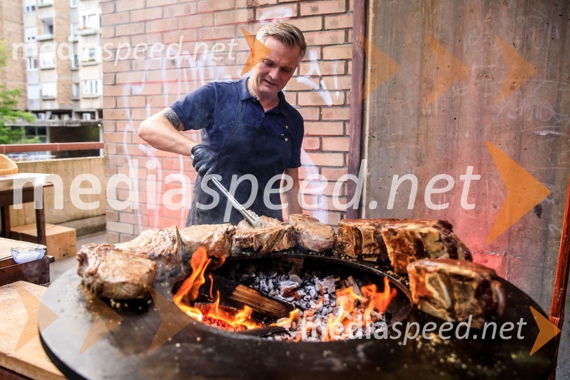 10 let salona keramike INTERRIER SHOWROOM