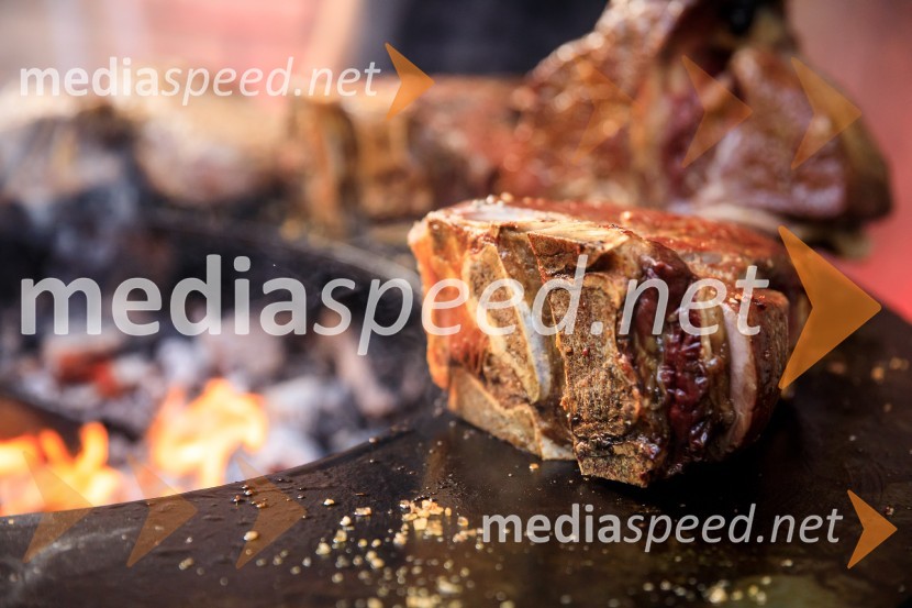 10 let salona keramike INTERRIER SHOWROOM