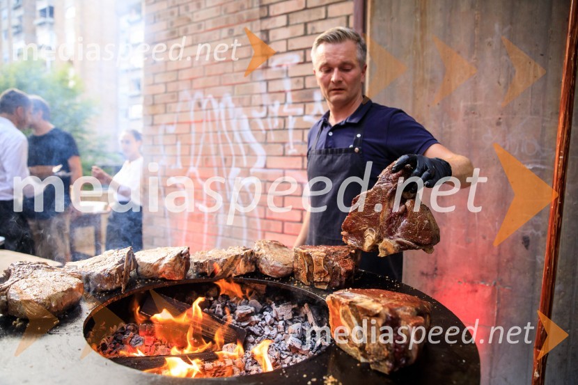 10 let salona keramike INTERRIER SHOWROOM