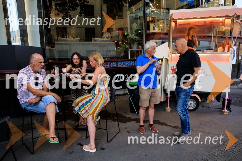 10 let salona keramike INTERRIER SHOWROOM