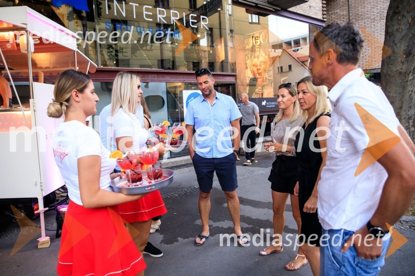 10 let salona keramike INTERRIER SHOWROOM