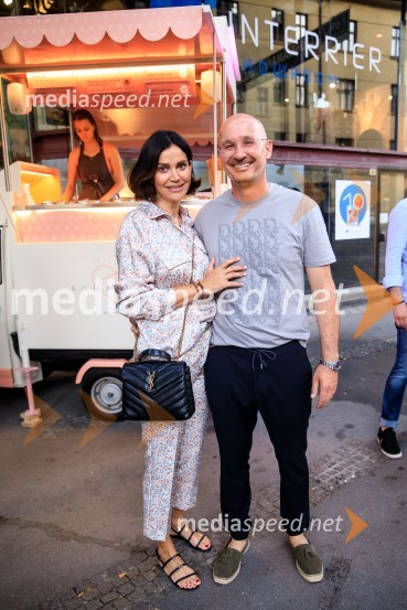 10 let salona keramike INTERRIER SHOWROOM