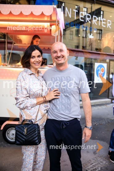 10 let salona keramike INTERRIER SHOWROOM