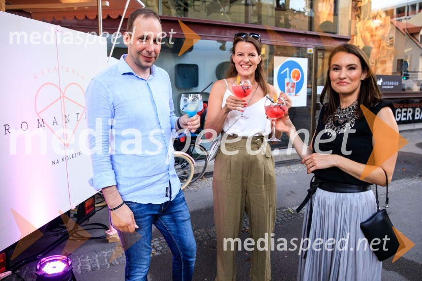 10 let salona keramike INTERRIER SHOWROOM