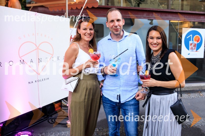 10 let salona keramike INTERRIER SHOWROOM