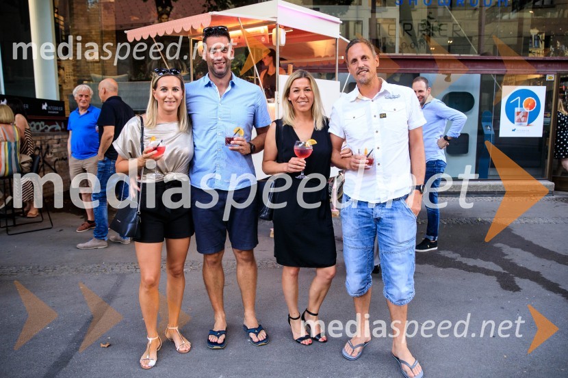 10 let salona keramike INTERRIER SHOWROOM