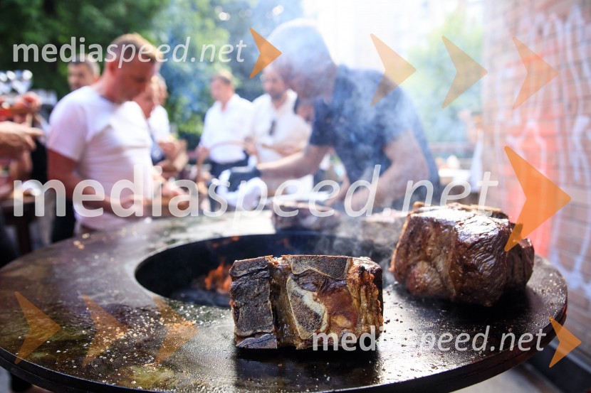 10 let salona keramike INTERRIER SHOWROOM