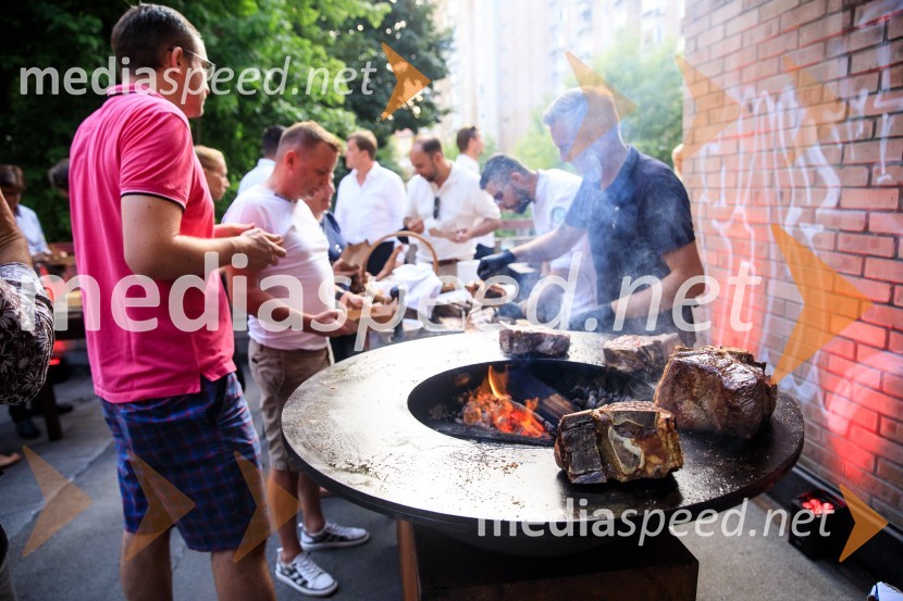 10 let salona keramike INTERRIER SHOWROOM