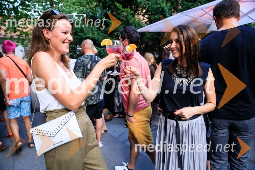 10 let salona keramike INTERRIER SHOWROOM