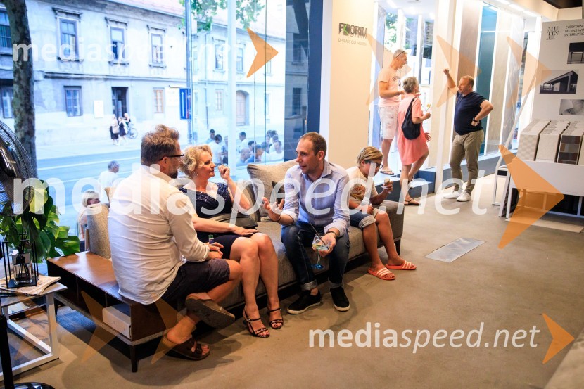 10 let salona keramike INTERRIER SHOWROOM