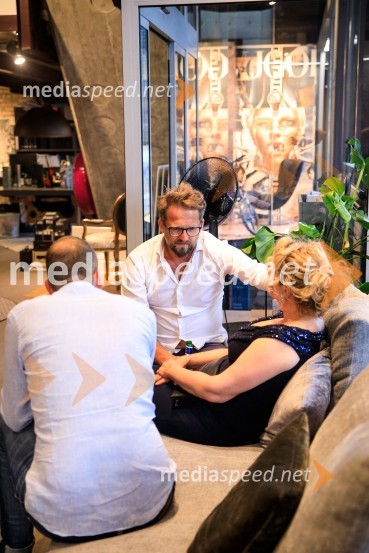 10 let salona keramike INTERRIER SHOWROOM