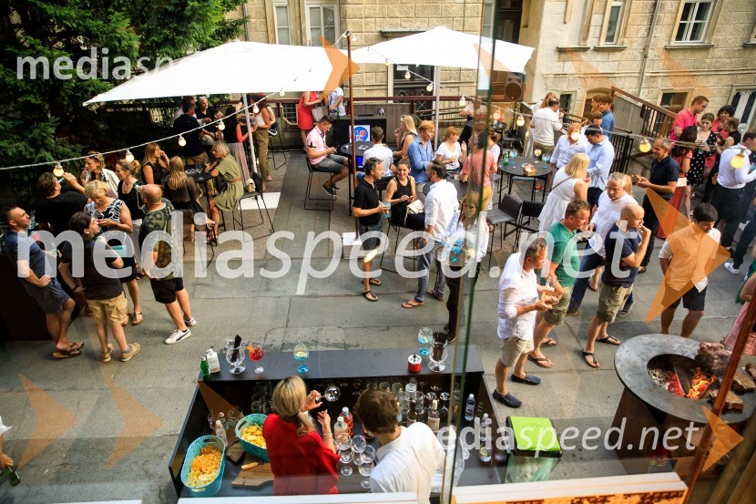 10 let salona keramike INTERRIER SHOWROOM