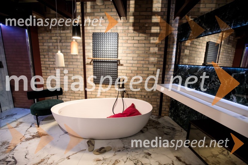 10 let salona keramike INTERRIER SHOWROOM