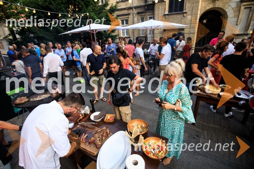 10 let salona keramike INTERRIER SHOWROOM