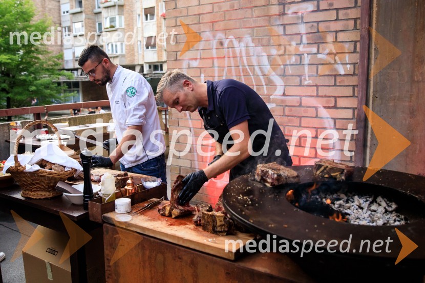 10 let salona keramike INTERRIER SHOWROOM