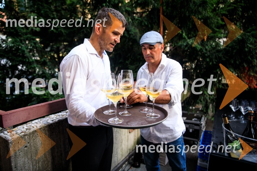 10 let salona keramike INTERRIER SHOWROOM