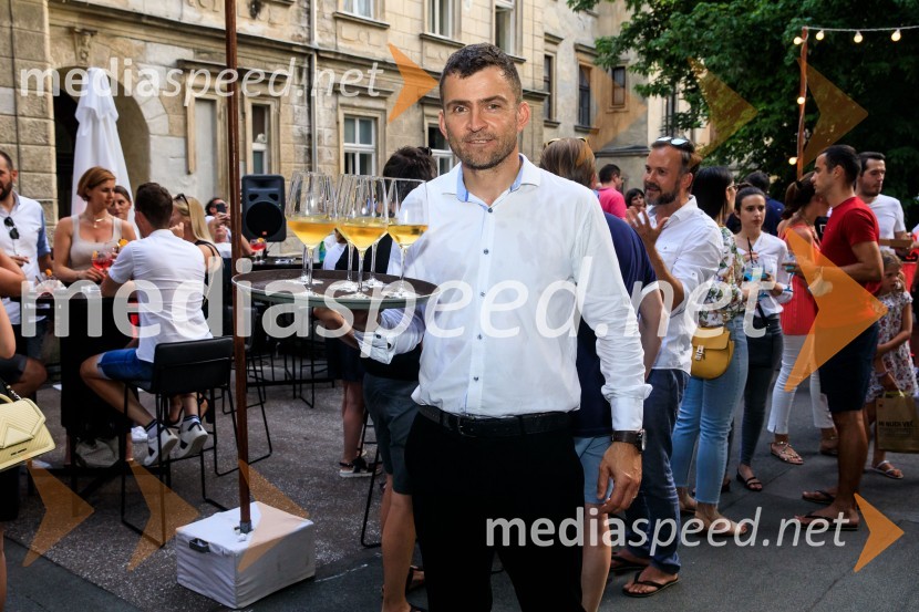 10 let salona keramike INTERRIER SHOWROOM