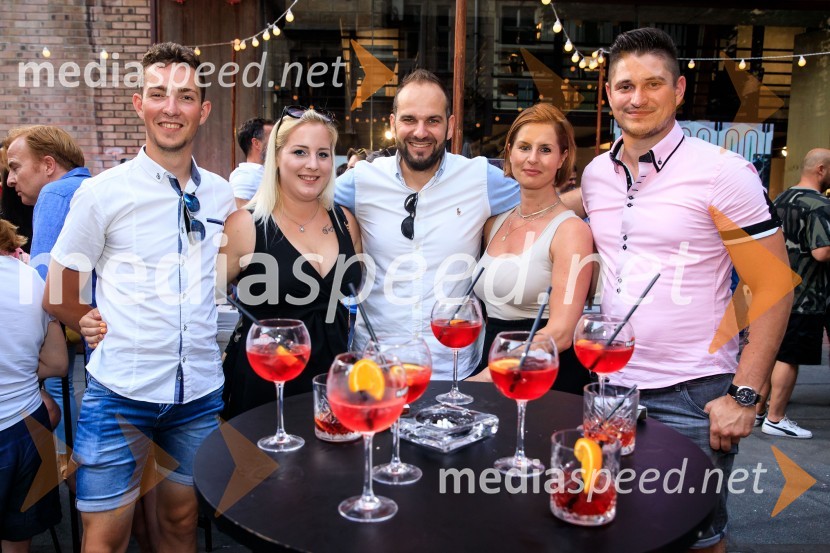 10 let salona keramike INTERRIER SHOWROOM