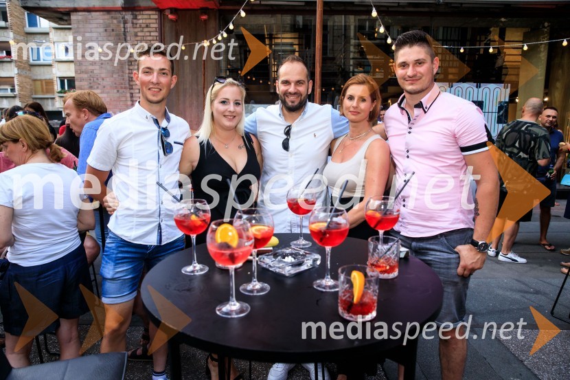 10 let salona keramike INTERRIER SHOWROOM