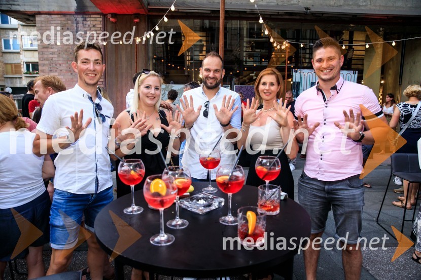 10 let salona keramike INTERRIER SHOWROOM