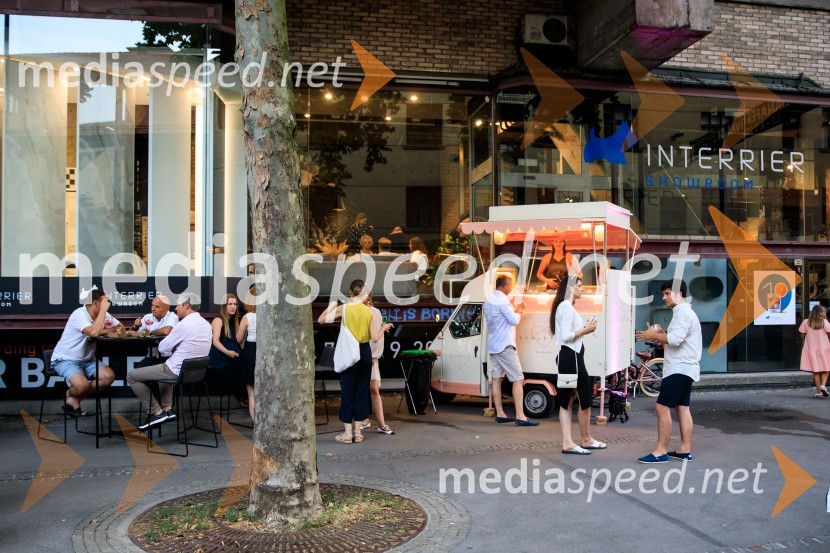 10 let salona keramike INTERRIER SHOWROOM