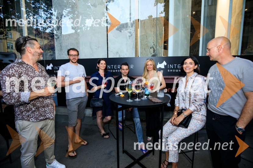 10 let salona keramike INTERRIER SHOWROOM