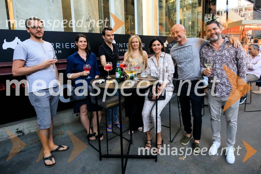 10 let salona keramike INTERRIER SHOWROOM