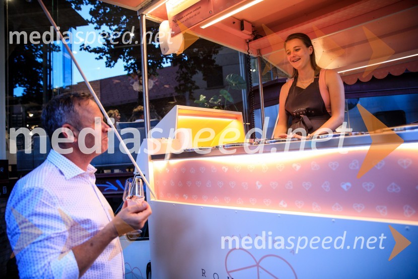 10 let salona keramike INTERRIER SHOWROOM