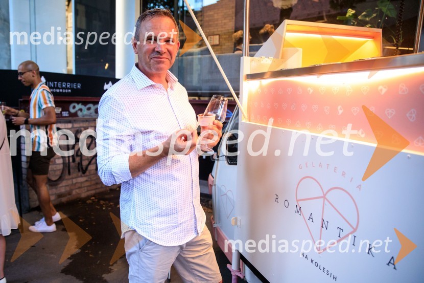 10 let salona keramike INTERRIER SHOWROOM