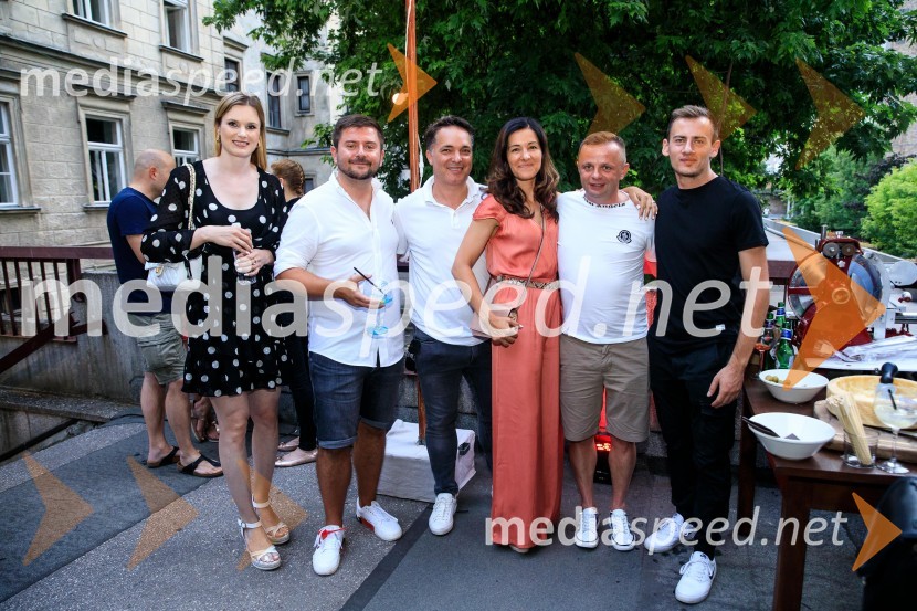 10 let salona keramike INTERRIER SHOWROOM