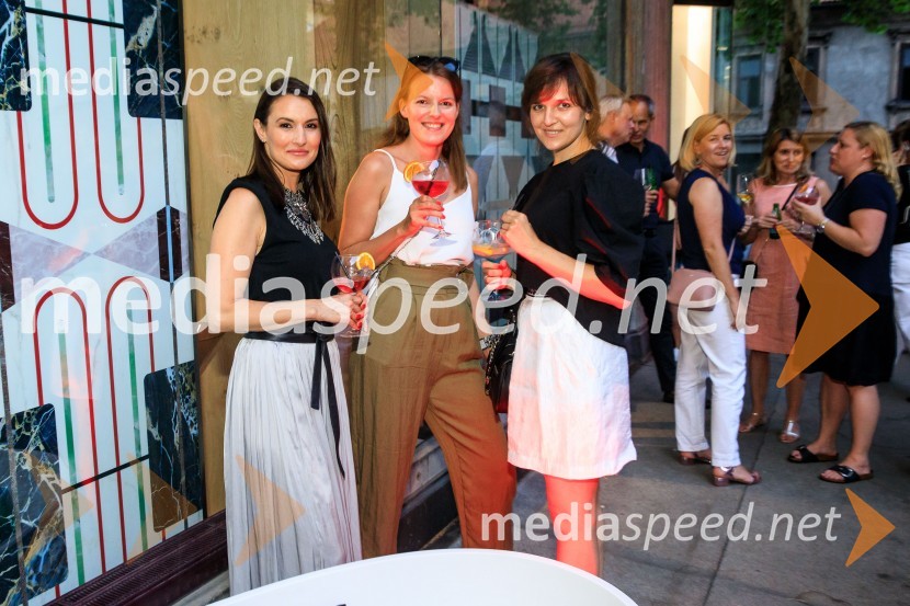 10 let salona keramike INTERRIER SHOWROOM