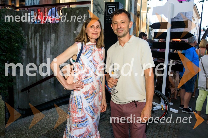 10 let salona keramike INTERRIER SHOWROOM