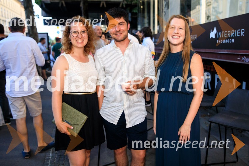 10 let salona keramike INTERRIER SHOWROOM