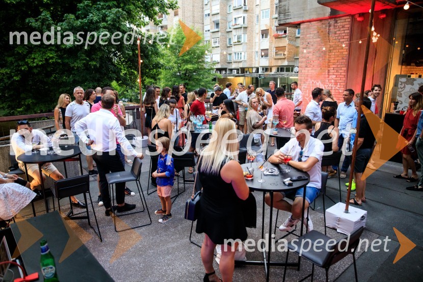 10 let salona keramike INTERRIER SHOWROOM