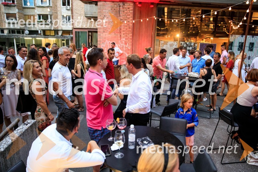 10 let salona keramike INTERRIER SHOWROOM