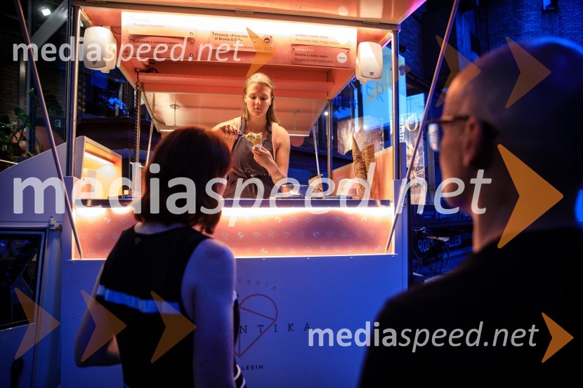 10 let salona keramike INTERRIER SHOWROOM