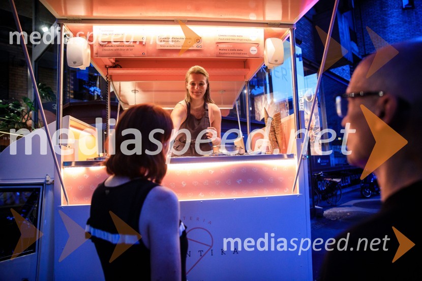 10 let salona keramike INTERRIER SHOWROOM