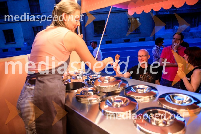 10 let salona keramike INTERRIER SHOWROOM