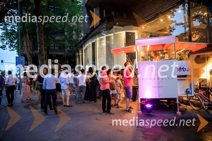 10 let salona keramike INTERRIER SHOWROOM