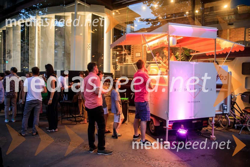 10 let salona keramike INTERRIER SHOWROOM