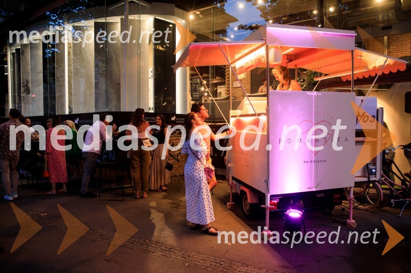 10 let salona keramike INTERRIER SHOWROOM