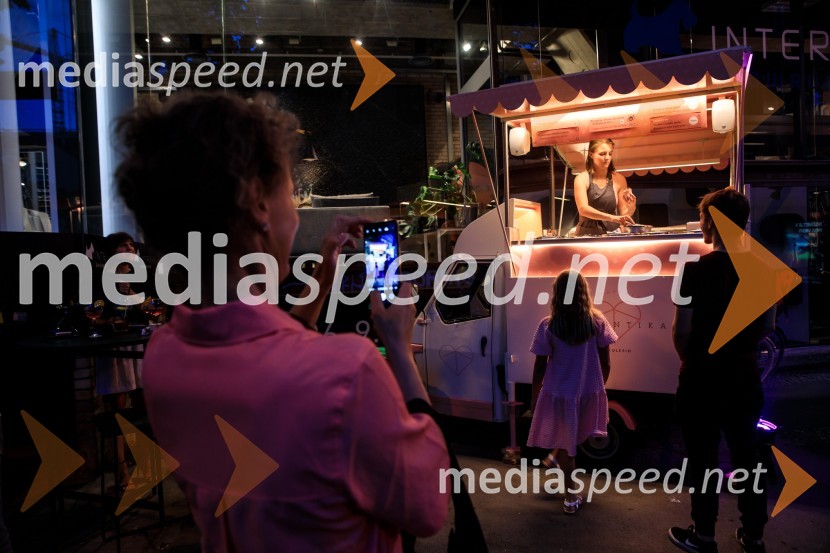 10 let salona keramike INTERRIER SHOWROOM