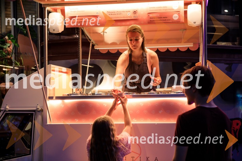 10 let salona keramike INTERRIER SHOWROOM