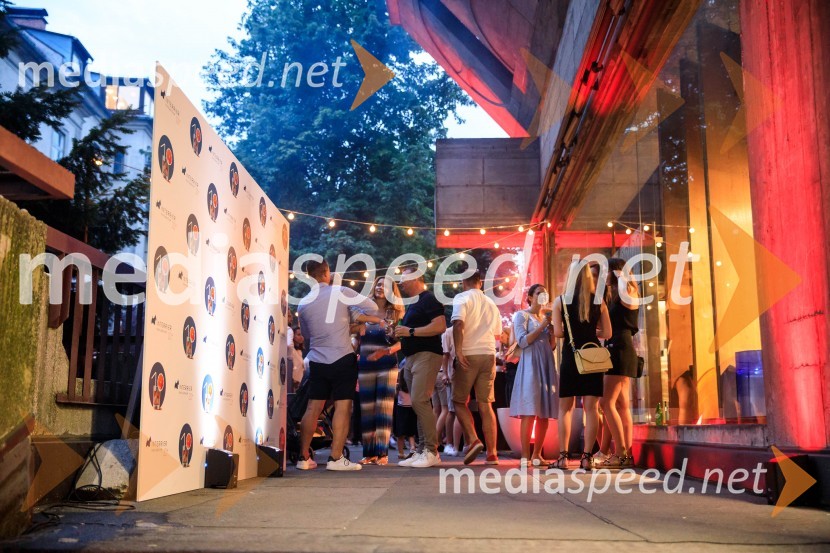 10 let salona keramike INTERRIER SHOWROOM